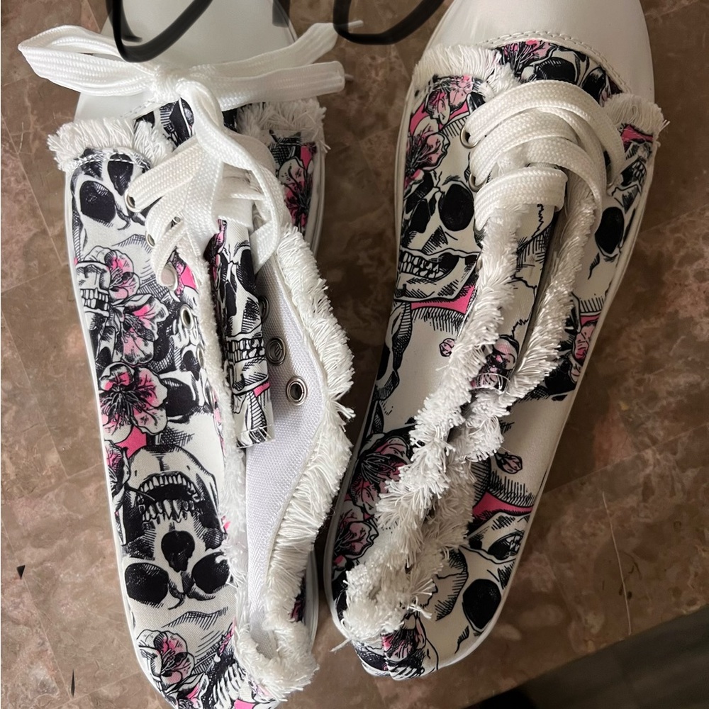 Edgy Skull Print Women's Sneakers